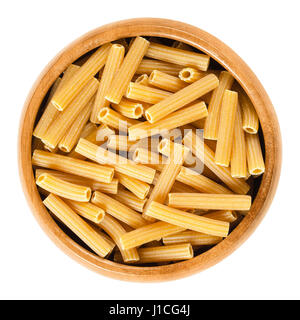 Pois chiches sedanini rigati pasta dans bol en bois. Nouilles séchées sans gluten non cuite fabriqué à partir de farine Cicer arietinum. Tubes longueur courte avec des crêtes. Banque D'Images