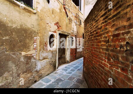 Vieille porte en bois, dans la rue étroite, Venise Banque D'Images