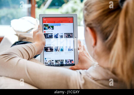 WROCLAW, POLOGNE - avril 10th, 2017 : femme lance application Youtube sur Lenovo tablette. YouTube est un site de partage de vidéos Banque D'Images