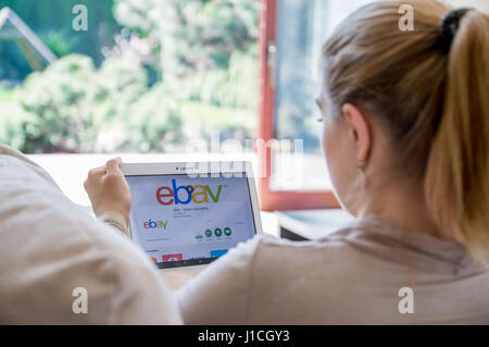 WROCLAW, POLOGNE - avril 10th, 2017 : la femme est l'installation de l'application ebay sur Lenovo tablette. eBay est une société multinationale e-commerce Banque D'Images