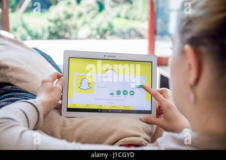 WROCLAW, POLOGNE - avril 10th, 2017 : la femme est l'installation d'application Snapchat sur Lenovo tablette. Snapchat est une messagerie image et multimédia Banque D'Images