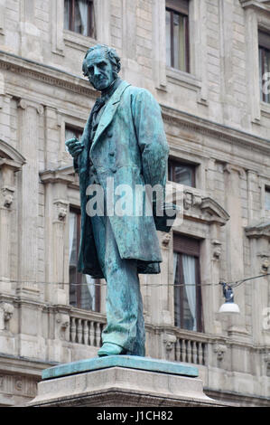 L'Italie, Lombardie, Milan, Piazza San Fedele Square, Alessandro Manzoni Monument par Francesco Barzaghi Banque D'Images