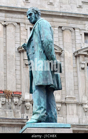 L'Italie, Lombardie, Milan, Piazza San Fedele Square, Alessandro Manzoni Monument par Francesco Barzaghi Banque D'Images