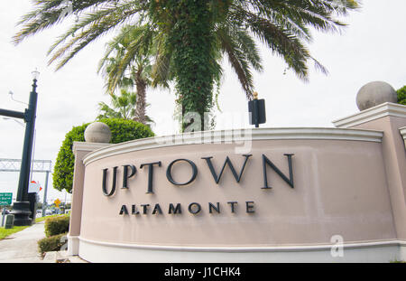Altamonte Springs Florida rôti grues signalisation Uptown signe de boutiques et centre commercial, Banque D'Images