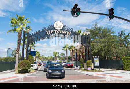Altamonte Springs Florida rôti grues signalisation Uptown signe de boutiques et centre commercial, Banque D'Images