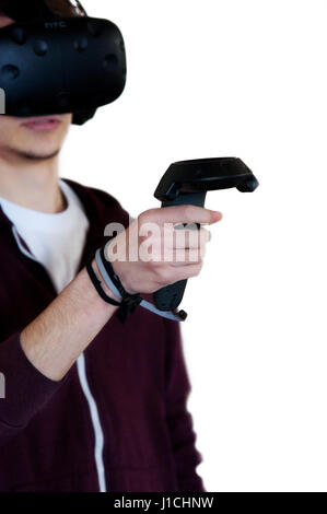 On essaie la Réalité Virtuelle Vive HTC casque et des commandes manuelles Banque D'Images