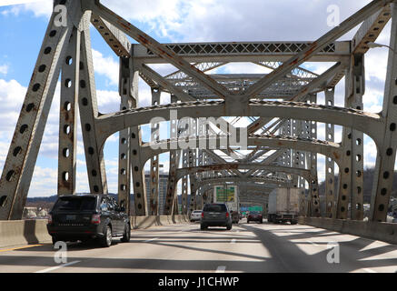 Infrastructure - la rouille et d'endommager le pont de Brent Spence qui transporte des Interstates 71 et 75 de l'autre côté de la rivière Ohio entre l'Ohio et le Kentucky , Banque D'Images