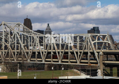 Infrastructure - la rouille et d'endommager le pont de Brent Spence qui transporte des Interstates 71 et 75 de l'autre côté de la rivière Ohio entre l'Ohio et le Kentucky , Banque D'Images