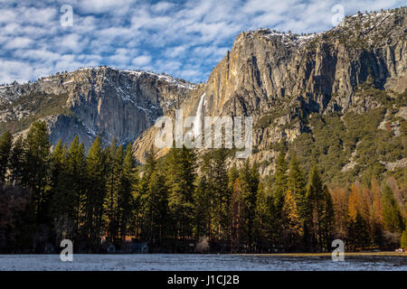 La Vallée Yosemite Yosemite Falls avec partie supérieure en hiver - Yosemite National Park, California, USA Banque D'Images