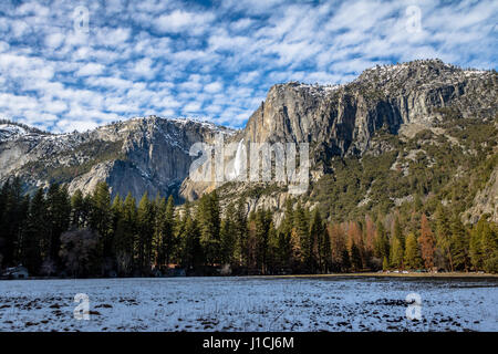 La Vallée Yosemite Yosemite Falls avec partie supérieure en hiver - Yosemite National Park, California, USA Banque D'Images