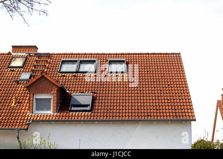 Toit de maisons d'habitation classique à l'orange tuiles et windows Banque D'Images