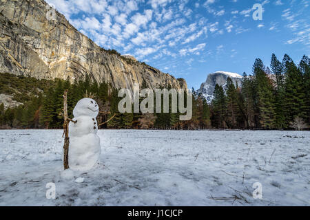 Snowman au vallée de Yosemite en hiver avec demi-dôme sur le contexte - Yosemite National Park, California, USA Banque D'Images