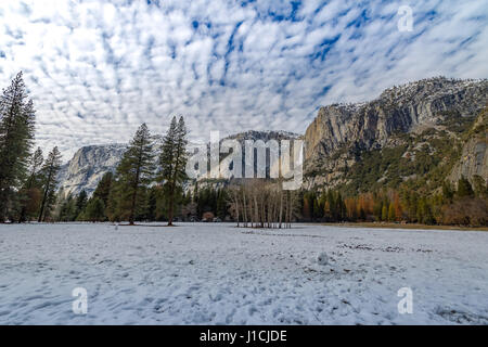 La Vallée Yosemite Yosemite Falls avec partie supérieure en hiver - Yosemite National Park, California, USA Banque D'Images