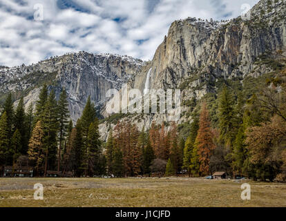 La Vallée Yosemite Yosemite Falls avec partie supérieure en hiver - Yosemite National Park, California, USA Banque D'Images