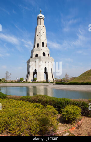 Belle architecture et jardins avec lac à baba banda singh monument à Chandigarh inde sous un ciel bleu avec des nuages blancs vaporeux Banque D'Images