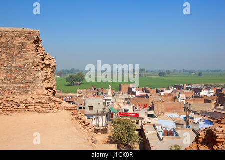 India ville et campagne vue d'bhatner fort en cours de restauration travaillent dans le Rajasthan en Inde sous un ciel bleu clair Banque D'Images