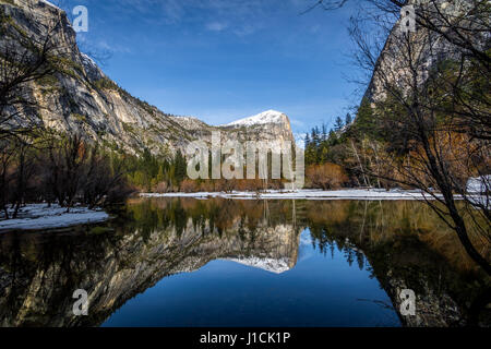 Le lac Miroir à l'hiver - Yosemite National Park, California, USA Banque D'Images