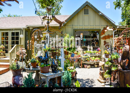 De l'étrange collection de trésors à J. Woeste à Los Olivos, CA : rare garden art et décoration d'intérieur au cœur de Santa Ynez Wine Country Banque D'Images