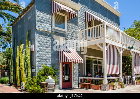 Un bâtiment en métal vintage avec les cactus landscaping charmes protecteurs sur le patio de côtés & Chaussures Matériel restaurant à CA Wine Country, à Los Olivos, CA Banque D'Images