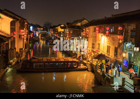 Suzhou, Chine - le 23 décembre 2016,Vue de nuit,Suzhou Suzhou est une rivière, eau, pont, et ShanTang Street, Suzhou est la plus typique de caractéristiques Banque D'Images