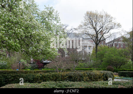 Le Musée de la ville de New York sur la Cinquième Avenue vu depuis le jardin conservatoire de Central Park, à Manhattan. Banque D'Images