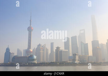 Shanghai, Chine - le 19 décembre 2016, les toits de Pudong, à la recherche de l'autre côté de la rivière Huangpu du Bund, Shanghai, Chine, Asie Banque D'Images