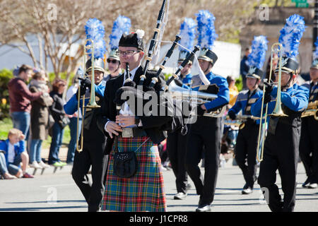 High school marching band participant à la parade - USA Banque D'Images