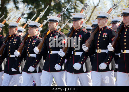 Garde d'honneur de l'US Marine Corps marchant au cours de parade - USA Banque D'Images