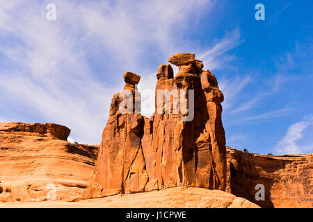 Grande nature orange monument en pierre et ciel bleu à Arches, Moab, Utah Canyon Banque D'Images