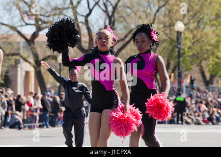 Préadolescentes afro-américaines school cheerleaders au cours de parade - USA Banque D'Images