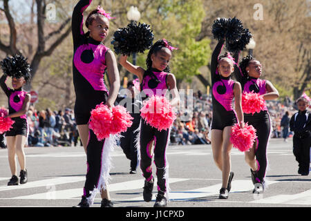 Préadolescentes afro-américaines school cheerleaders au cours de parade - USA Banque D'Images