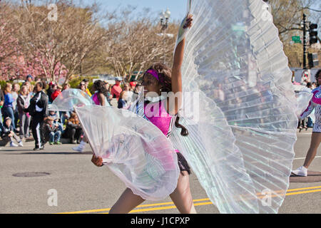 Black high school cheerleader au cours de parade - USA Banque D'Images