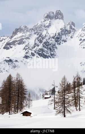 Des cabanes dans un paysage d'hiver dans les Alpes autrichiennes Banque D'Images