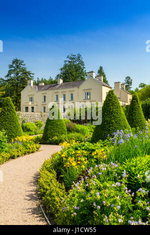 Une frontière herbacées colorées dans le coin supérieur jardin clos à Aberglasney House and Gardens, Llangathen, Carmarthenshire, Pays de Galles, Royaume-Uni Banque D'Images