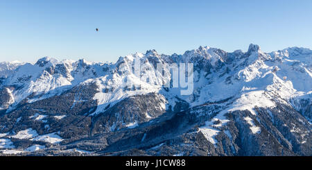 Montagnes Gosaukamm en hiver avec montgolfière en ciel bleu Banque D'Images