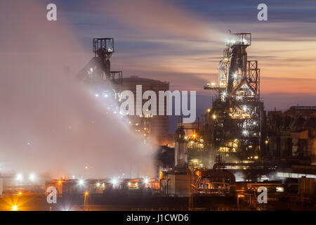 Twilight à Port Talbot Steel Works dans le sud du Pays de Galles Banque D'Images