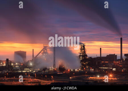 Coucher de soleil sur Port Talbot Steel Works, dans le sud du Pays de Galles, Pays de Galles, Royaume-Uni Banque D'Images