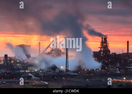 Coucher de soleil sur Port Talbot Steel Works, dans le sud du Pays de Galles, Pays de Galles, Royaume-Uni Banque D'Images