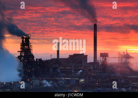 Coucher de soleil sur Port Talbot Steel Works dans le sud du Pays de Galles