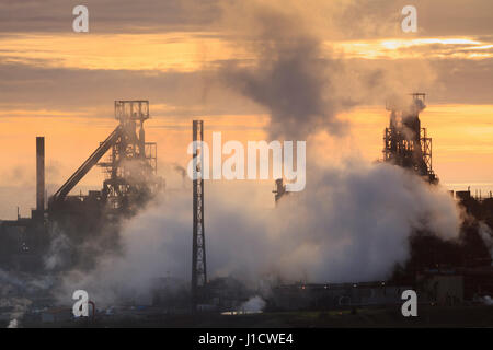 Coucher de Soleil à Port Talbot Steel Works, dans le sud du Pays de Galles, Pays de Galles, Royaume-Uni Banque D'Images