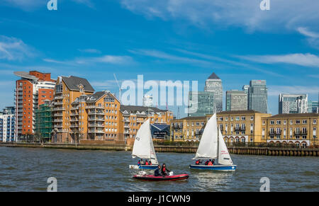 Londres, Angleterre - 25 mars 2017 : Voiliers sur la Tamise, avec le secteur de l'arrière-plan buildingsin commercial Wharf, London, UK Banque D'Images