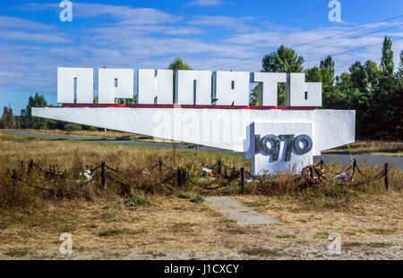 Signe de bienvenue dans la ville de Pripyat Tchernobyl Zone d'aliénation exclusion zone autour de la catastrophe du réacteur nucléaire en Ukraine Banque D'Images