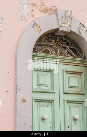 Couleurs pastels abandonnés porte avec de la peinture. Banque D'Images