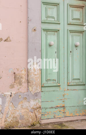 Couleurs pastels abandonnés porte avec de la peinture. Banque D'Images