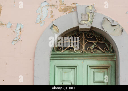 Couleurs pastels abandonnés porte avec de la peinture. Banque D'Images