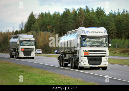 PAIMIO, FINLANDE - le 30 septembre 2016 : deux camions-citernes semi DAF blanc sur freeway en convoi. Le code ADR signifie 33-1090 de l'acétone. Banque D'Images