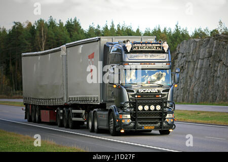 PAIMIO, FINLANDE - le 30 septembre 2016 : Nouvelle série R Scania personnalisée camion de transport de Kasper H Nielsen durs le long de l'autoroute au sud de la Finlande. Banque D'Images