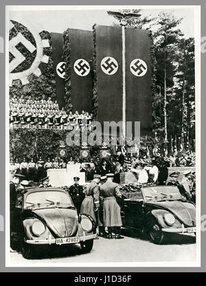 KDF -Wagen Volkswagen lancer l'image de propagande de l'Allemagne 26 mai 1938 cérémonie de pose de pierre de fondation à l'usine Fallersleben Wolfsburg Volkswagen avec de nouvelles voitures KDF -Wagen (force par joie) exposées sous les drapeaux nazis de Swastika Banque D'Images