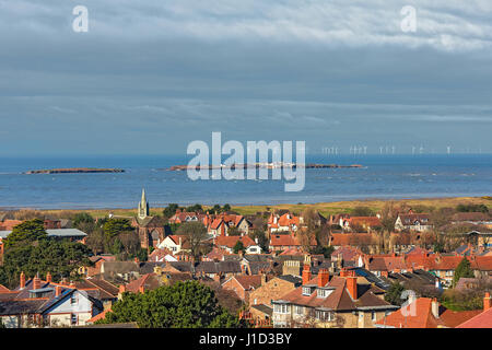 Hilbre Island et Little Hilbre en Ustuary la Dee vue sur les toits de West Kirby avec les éoliennes dans l'arrière-plan Wirral UK avril 54591 Banque D'Images