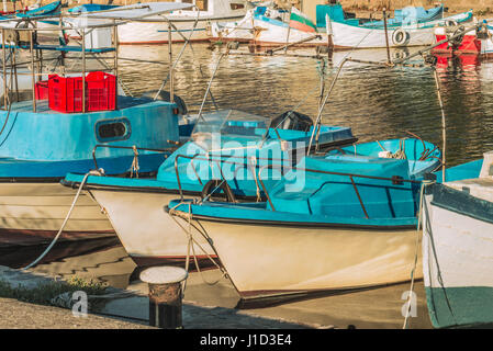 Les bateaux de pêche après la pêche sur le quai dans le port de Sozopol, Bulgarie. Banque D'Images